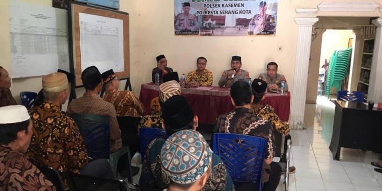 Polsek Kasemen Polresta Serkot  mengadakan Jumat Curhat bertempat di Aula Kelurahan Kasunyatan Kecamatan Kasemen Kota Serang