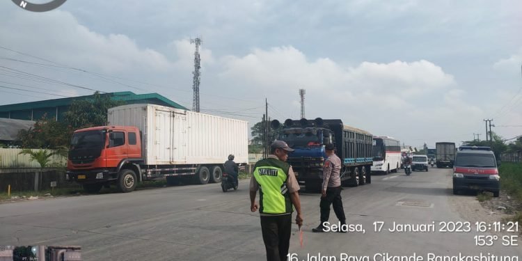 Berikan Rasa Aman, Anggota Polsek Jawilan Lakukan Strong point di depan Kawasan industri Buditexindo