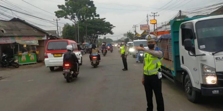 *Strong Point Pagi, Personel Polsek Cikande Lakukan Penjagaan dan Pengaturan saat Jam Masuk Karyawan