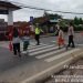 Peduli Keselamatan, Personel Polres Pandeglang Bantu Sebrangkan Anak Sekolah