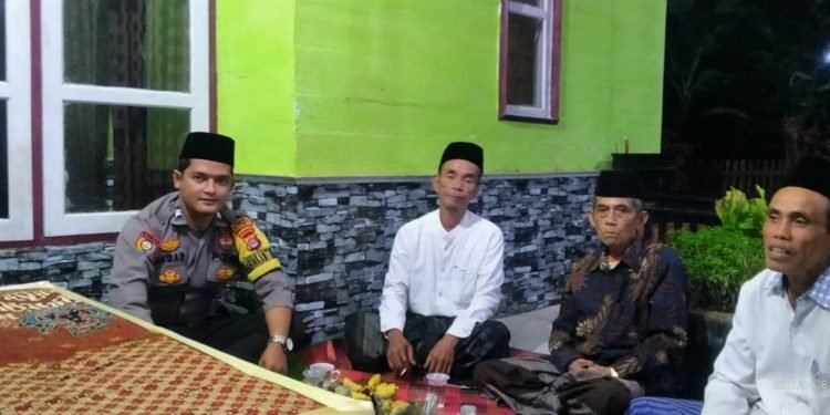 Jalin Silaturahmi Dengan Warga, Bhabinkamtibmas Polsek Bojong Sambangi Warganya