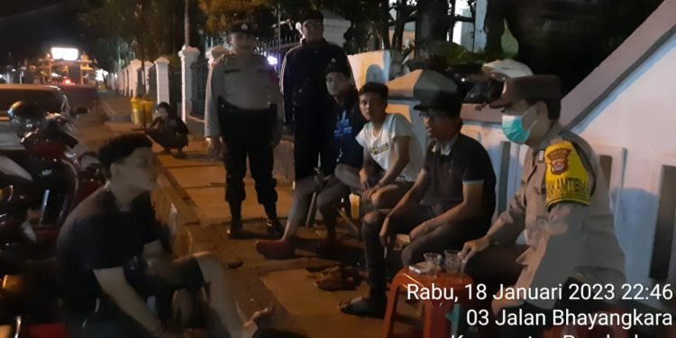 Bhabinkamtibmas Patroli Dialogis Sampaikan Pesan Kamtibmas Kepada Warga