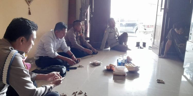 Wujud Kepedulian, Kapolsek Kopo Polres Serang Jenguk Anggotanya yang Sakit