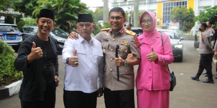 Sebagai Bentuk Apresiasi, Perwakilan Seniman Budayawan Banten Berikan Kejutan Kepada Wakapolda Lama