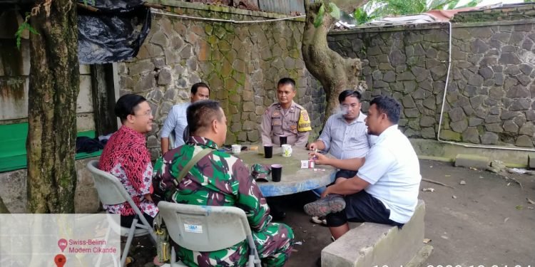 Bhabinkamtibmas Polsek Cikande dan Babinsa Kompak Sambang Desa, Jaga Kamtibmas Kondusif