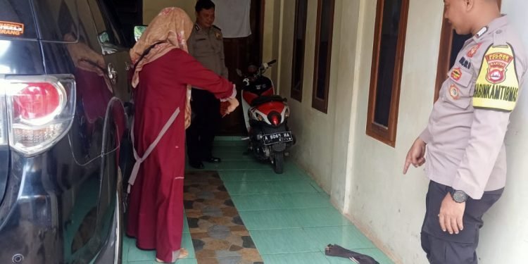 Cek TKP Pencurian Sepeda Motor Oleh Anggota Polsek Petir Di Desa Bojong Menteng