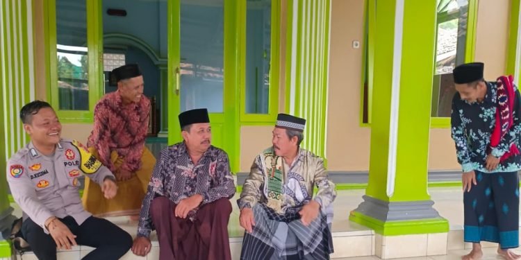 Bhabinkamtibmas Polsek Pulomerak Jaga Silaturahmi dengan Sesepuh