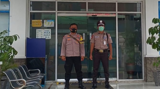 Bhabinkamtibmas Polsek Pulomerak Polres Cilegon Polda Banten laksanakan kontrol satpam perusahaan