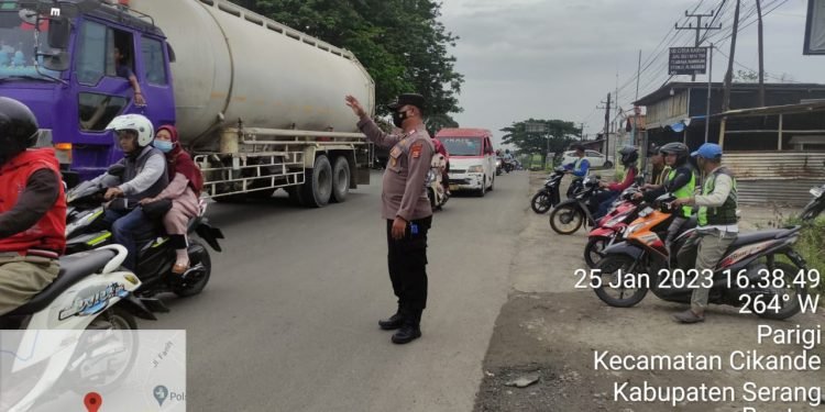 Strong Point Sore, Bhabinkamtibmas Polsek Cikande Bantu Unit Lantas Melakukan Penjagaan dan Pengaturan Lalulintas
