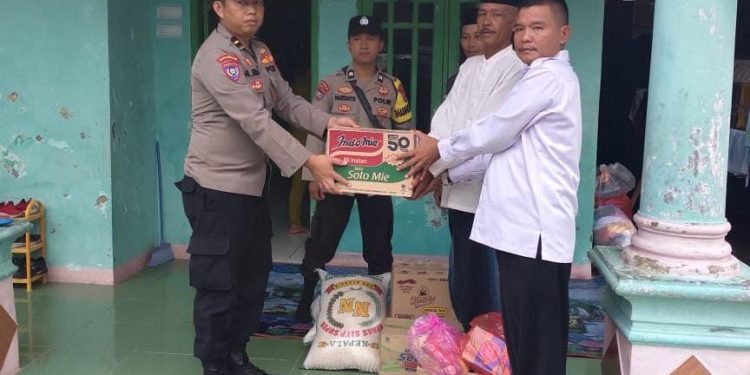Bentuk Kepedulian, Polsek Jawilan Bantu Korban Kebakaran di Desa Jawilan