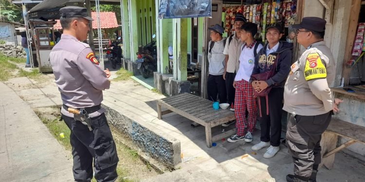 Door to Door System Giat Bhabinkamtibmas Polsek Kopo Polres Serang Silaturahmi Kamtibmas