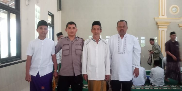 Bersama Memakmurkan Masjid, Upaya Personel Bhabinkamtibmas Polsek Mancak Polres Cilegon Polda Banten Dekat Dengan Warga Masyarakat.