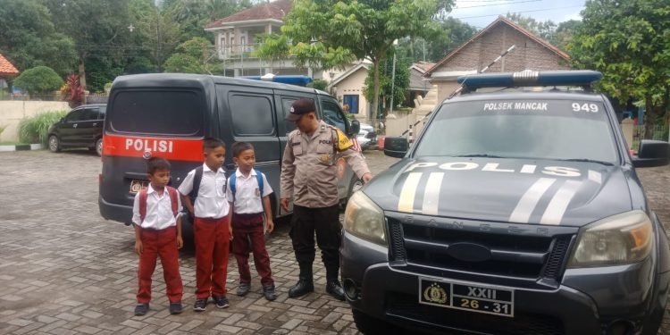 Polisi Sahabat Anak, Personel Bhabinkamtibmas Polsek Mancak Polres Cilegon Polda Banten Edukasi Kegunaan Randis.
