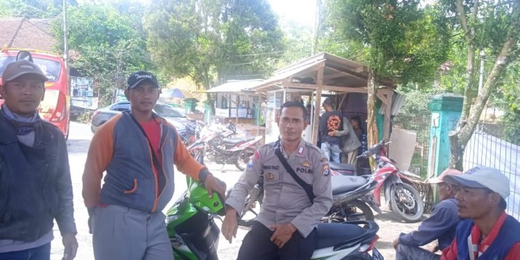 Bhabinkamtibmas Polsek Cibeber Polres Lebak anjangsana dan bangun sinergitas Dengan masyarakat Desa Cikotok