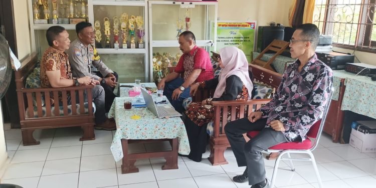 Bhabinkamtibmas Kelurahan Gerem beserta Staf kelurahan bersinergi kunjungi sekolahan