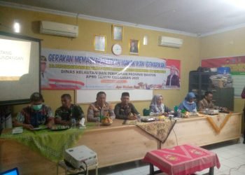 Kapolsek Petir Polres Serang Menghadiri Kegiatan Gerakan Masyarakat Makan Ikan Bersama Dinas Kelautan dan Perikanana Provinsi Banten Dengan Masyarakat
