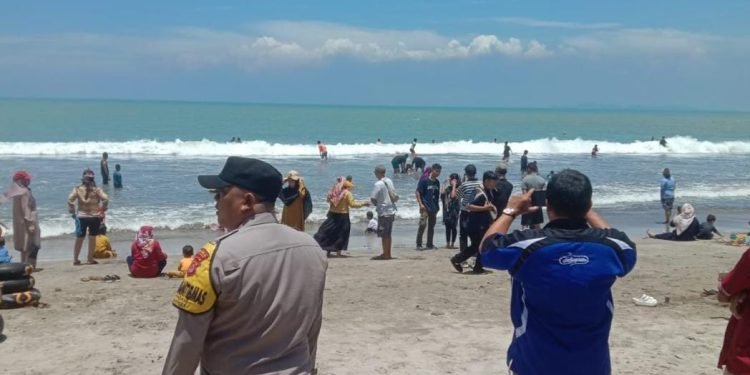 Bhabinkamtibmas Polsek Cinangka Polres Cilegon Polda Banten Laksanakan Monitoring Pantai Wisata