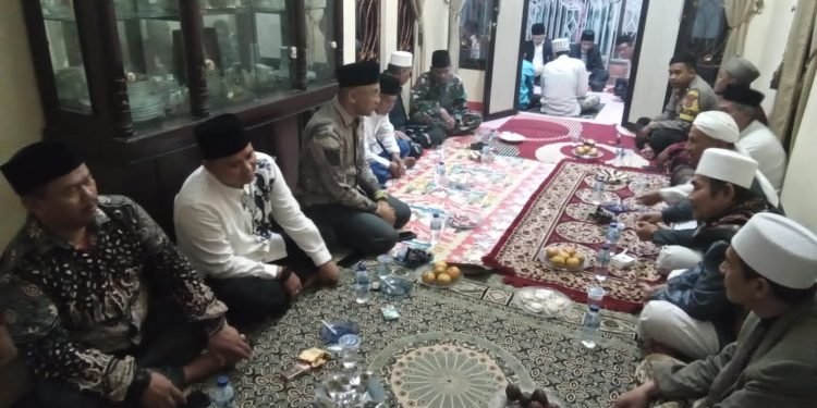 Bhabinkamtibmas Polsek Petir Polres Serang Hadiri Acara Isra Mi’raj di Masjid Jami’ Al Muttaqin Desa Sanding