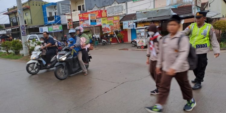 Anggota Polsek Cibeber Polres Cilegon Polda Banten Atur Lalulintas di Area Rawan Kemacetan di wilayah Cibeber