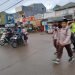 Anggota Polsek Cibeber Polres Cilegon Polda Banten Atur Lalulintas di Area Rawan Kemacetan di wilayah Cibeber