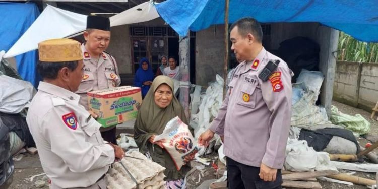 Polresta Tangerang Bagikan Bantuan Kepada Warga Lanjut Usia dan Disabilitas