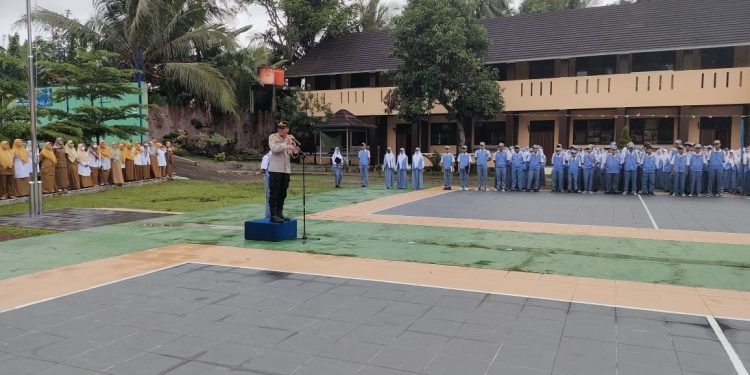 Kapolsek Petir Polres Serang Bertindak Sebagai Pembina Upacara Senin Pagi di SMA 1 Petir