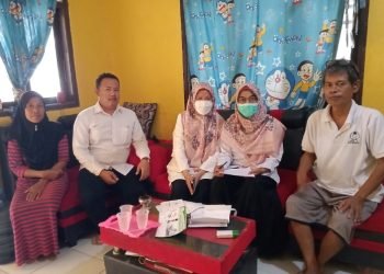 Tim Kesehatan dari PKM Kolelet Sigap Datangin Rumah Pasien DBD di Desa Sukamanah