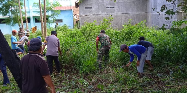 Babinkamtibmas Sinergitas 3 pilar laksanakan kerja bakti di desa binaanya