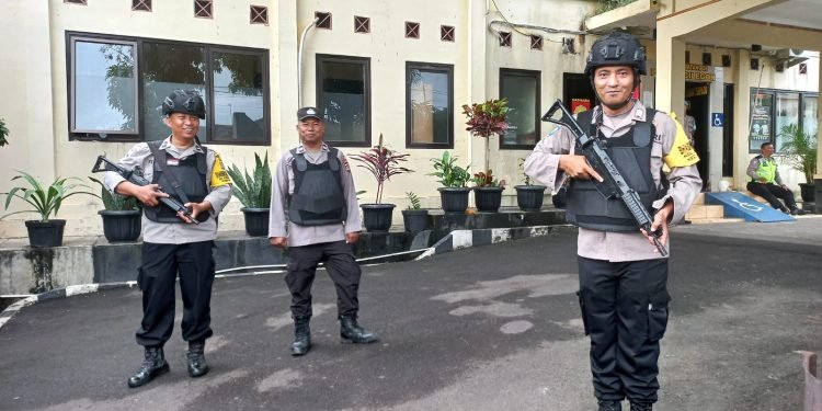 Cegah hal yang tidak diinginkan dari aksi teror juga tindakan kejahatan lainnya anggota Samapta Melaksanakan Sispam Mako