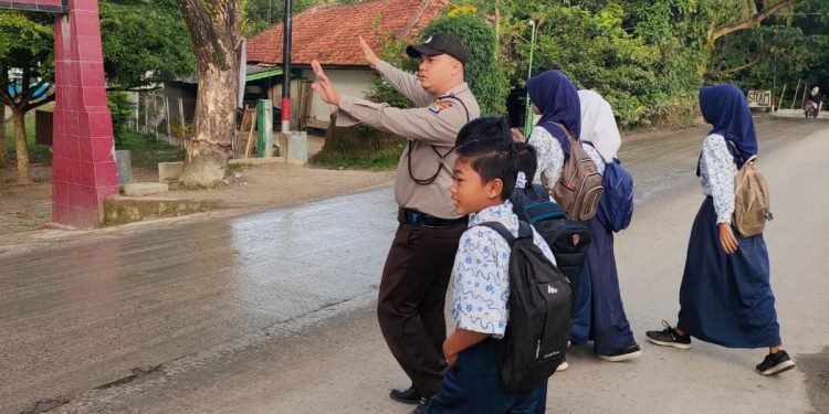 Antisipasi Gangguan Kamtibmas, Anggota Polsek Cimarga Melaksanakan Kegiatan Strong Point