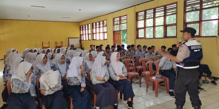 Polsek Panggarangan Polres Lebak, Hadiri Seminar Anti Narkoba Dan Sekaligus Jadi  Narasumber, Di SMPN-1 Cihara