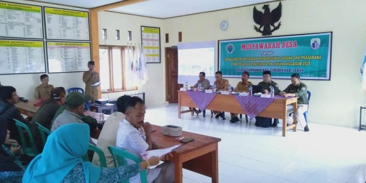Bhabinkamtibmas Polsek Cibeber Polres Lebak menghadiri Giat Rapat Sosialisasi Pelaksanaan Pembangunan Sarana Prasarana di desa Hegarmanah Kecamatan Cibeber Kabupaten Lebak