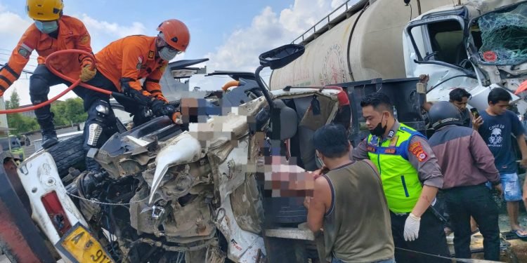 Sebabkan 1 Orang Meninggal Dunia dan 2 Orang Luka-luka, Satlantas Polresta Serang Kota Evakuasi Korban Laka Lantas