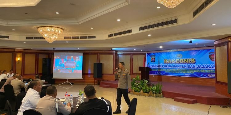 Bidhumas Polda Banten Isi Materi Rakernis Propam Polda Banten Dalam Menghadapi Dinamika dan Isu Nasional