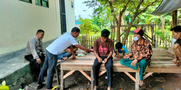 Sikapi Berbagai Perkembangan Informasi, Personel Bhabinkamtibmas Polsek Bojonegara  Polres Cilegon Polda Banten Ngobrol Bareng Warga Desa Binaan