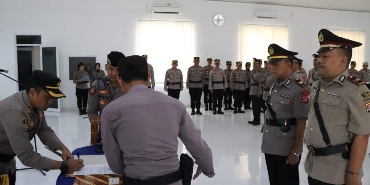 Kapolres Lebak Pimpin Upacara Sertijab Kasihumas Polres Lebak dan Tujuh Kapolsek Jajaran