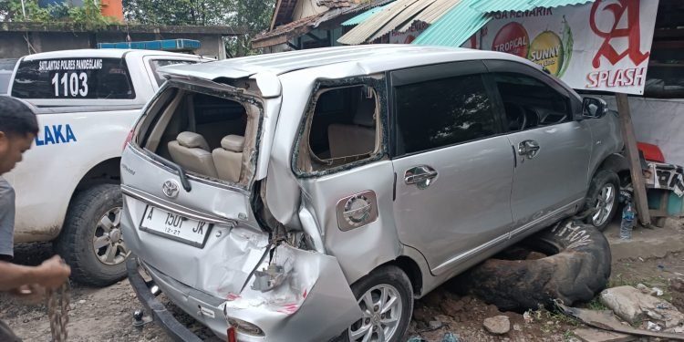 Satlantas Polres Pandeglang Polda Banten Evakuasi Laka Lantas Beruntun