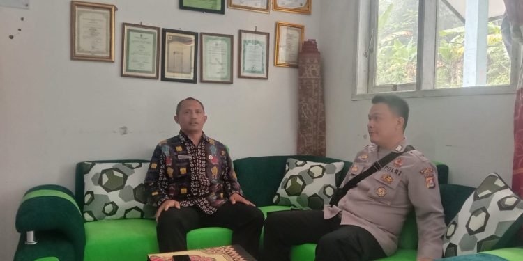 Anggota Polsek Muncang Polres Lebak, Sambang Ke SDN 2 Cikarang muncang