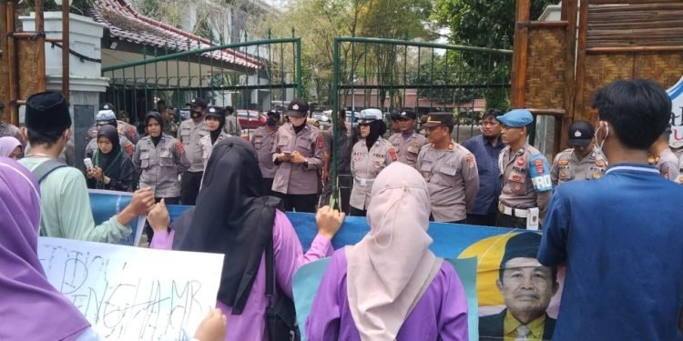 Kapolsek Rangkasbitung Bersama Jajaran Polres Lebak Laksanakan Giat Pengamanan Unras Mahasiswa HMI MPO di Kantor DPRD Kabupaten Lebak