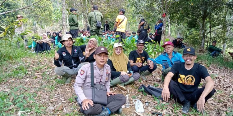 Bhabinkamtibmas Desa Sukamulya menghadiri Giat Penanaman Mandiri dalam rangka Bakti Rimbawa Hutan