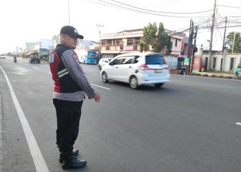 Cegah kecelakaan & kemacetan Lalulintas, personil Polsek Cibeber  Polres Cilegon Polda Banten berikan Pelayanan  Pengaturan Pagi dan Sore hari