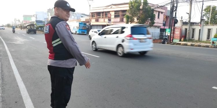 Cegah kecelakaan & kemacetan Lalulintas, personil Polsek Cibeber Polres Cilegon Polda Banten berikan Pelayanan Pengaturan Pagi dan Sore hari