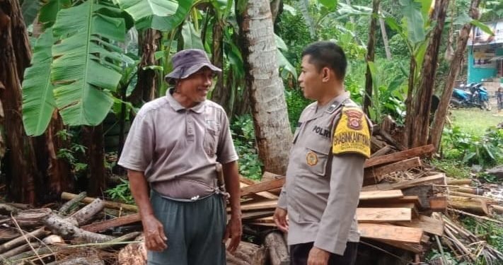 Dialogis Bersama Tokoh Masyarakat, Upaya Personel Bhabinkamtibmas Polsek Mancak Polres Cilegon Monitoring Kamtibmas Desa Binaan