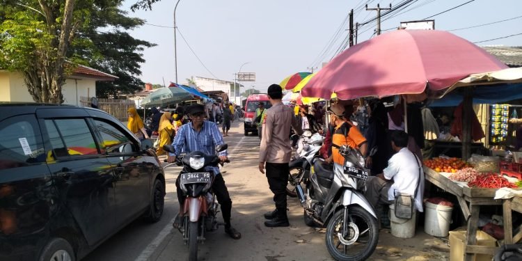 Ciptakan rasa aman lancar dan cepat Anggota Polsek Pontang Polres Serang Gatur pagi di pasar Begog