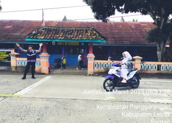 Ciptakan Keamanan Dan Keselamatan  Di Jalan Raya Polsek Panggarangan Polres Giat Strong Point Di Depan SDN-1 Situregen
