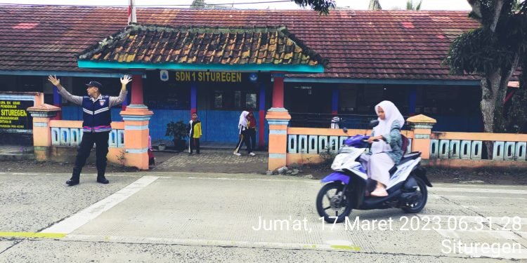 Ciptakan Keamanan Dan Keselamatan  Di Jalan Raya Polsek Panggarangan Polres Giat Strong Point Di Depan SDN-1 Situregen