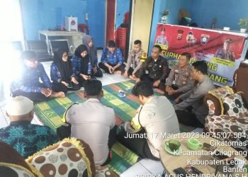 Kapolsek Cilograng Dan Anggota Polsek Cilograng Polres Lebak Melaksanakan Program Jum’at Curhat Di Desa CIKATOMAS
