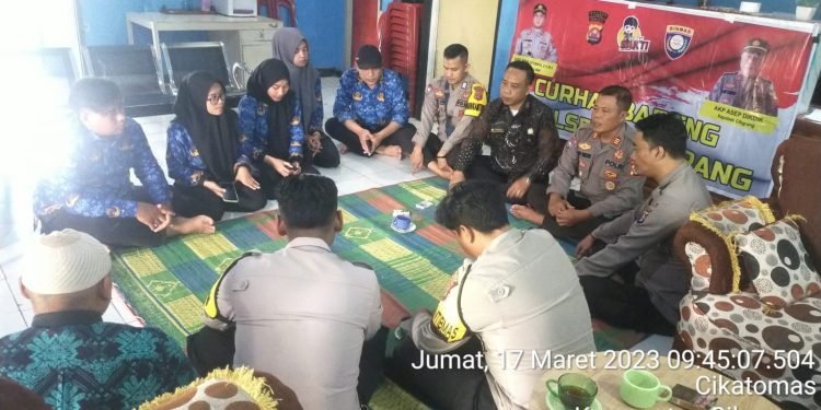 Kapolsek Cilograng Dan Anggota Polsek Cilograng Polres Lebak Melaksanakan Program Jum’at Curhat Di Desa CIKATOMAS