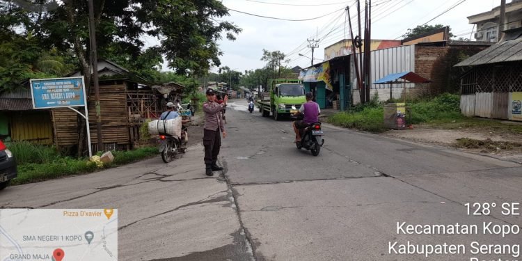 Polsek Kopo Polres Serang Melaksanakan Pengaturan Lalu Lintas Pagi Hari