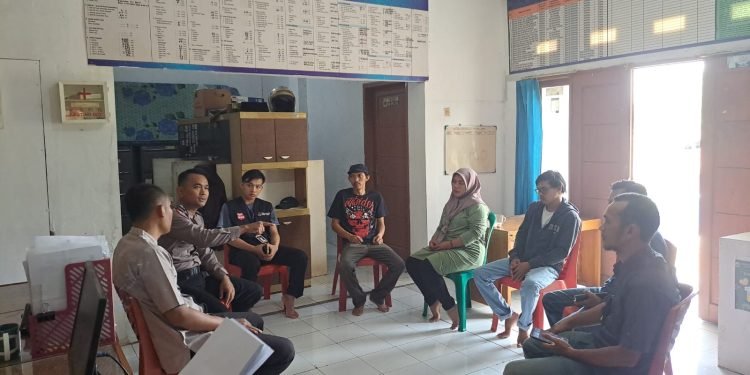 Jalin Kemitraan Dengan Warga Masyarakat Bhabinkamtibmas Polsek Rangkasbitung Polres Lebak Laksanakan Giat Binluh Kamtibmas